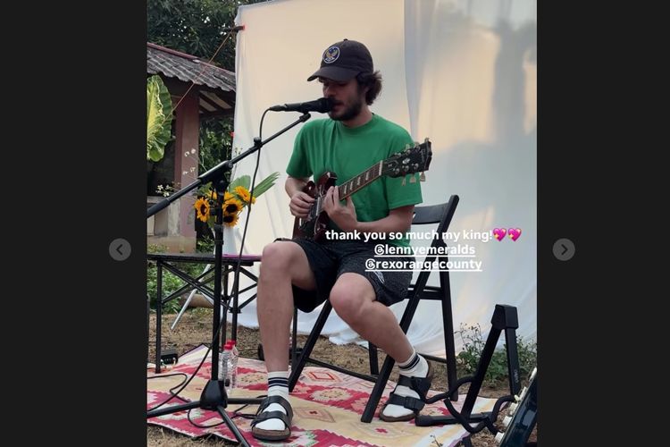 Momen Rex Orange County Manggung di Halaman Rumah Fans di Bekasi