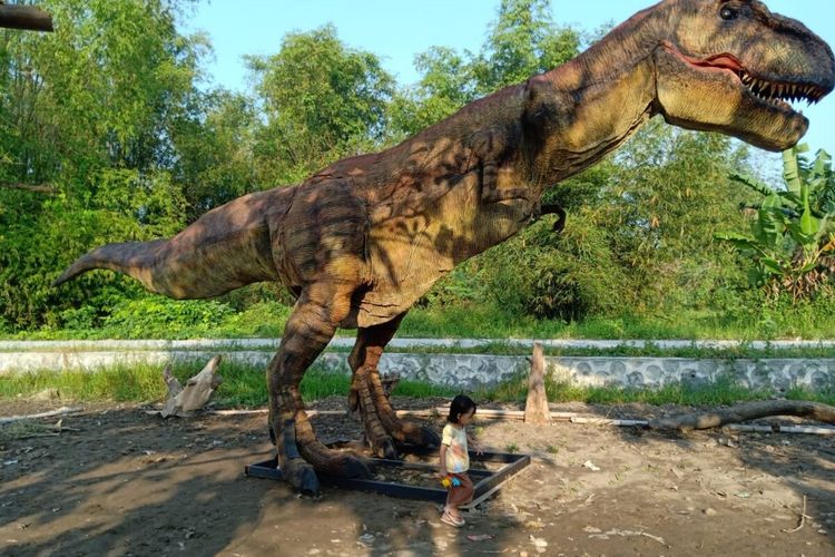 Patung Dinosaurus di Potorono Edu Park, Bantul