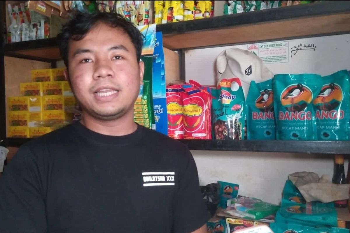 Pemilik warung bernama Majid saat memberikan keterangan mengenai pembobolan warung sembako miliknya di Jalan Mayor Idrus, Tapos, Depok pada Senin (13/2/2023)