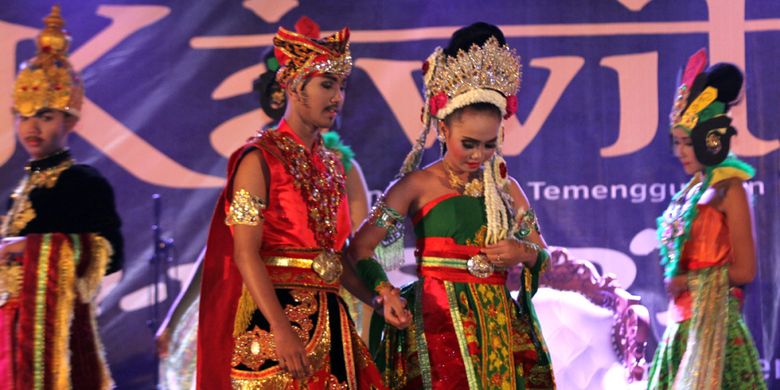 Penampilan cerita legenda Sri Tanjung Sidopekso di Festival Kawitan (Kampung Wisata Temenggungan) Banyuwangi, Jawa Timur yang diselenggarakan Senin (18/9/2017).