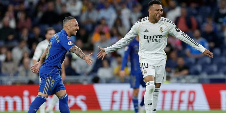 Santiago Cazorla (kiri) berinteraksi dengan Kylian Mbappe (kanan) dalam pertandingan sepak bola Liga Spanyol antara Real Madrid vs Real Oviedo di Stadion Santiago Bernabeu di Madrid pada 14 Mei 2026. (Foto oleh Oscar DEL POZO / AFP)