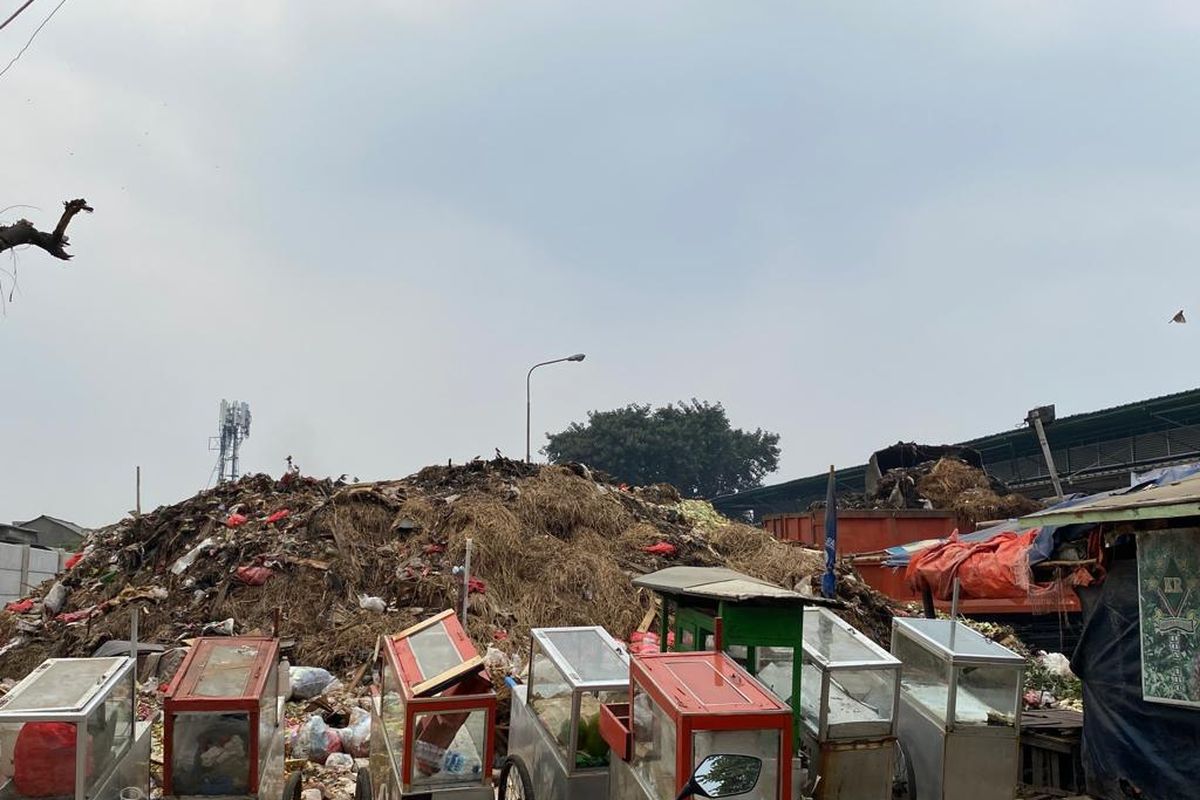 Sampah menggunung hingga setinggi sekitar dua meter di Pasar Induk Kramatjati, Sabtu (9/9/2023). 