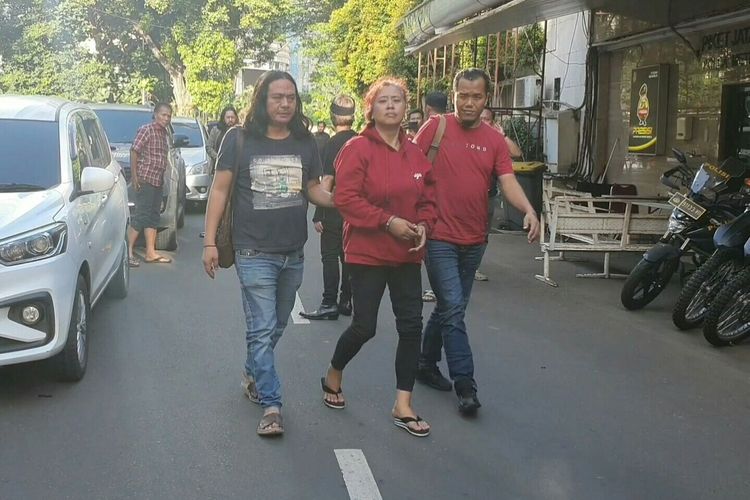 Perempuan berinisial F, salah satu pembunuh bos Hotel Assirot Resident, Jakarta Barat saat ditangkap penyidik Polda Metro Jaya. 