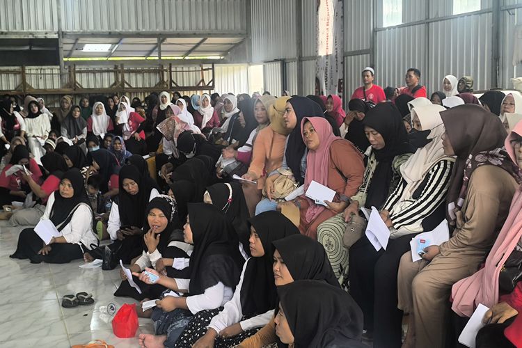 Ratusan buruh rokok menunggu giliran untuk menerima BLT DBHCHT di Gudang PT. Jawara, di Desa Larangan Badung, Kec. Palengaan, Pamekasan, Senin (20/10/2025)