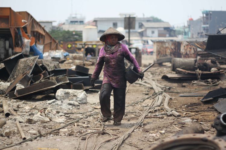 Pekerja mencari potongan kecil bagian kapal yang dibelah dengan mesin las,Cilincing, Jakarta Utara, Rabu (16/10/2019)