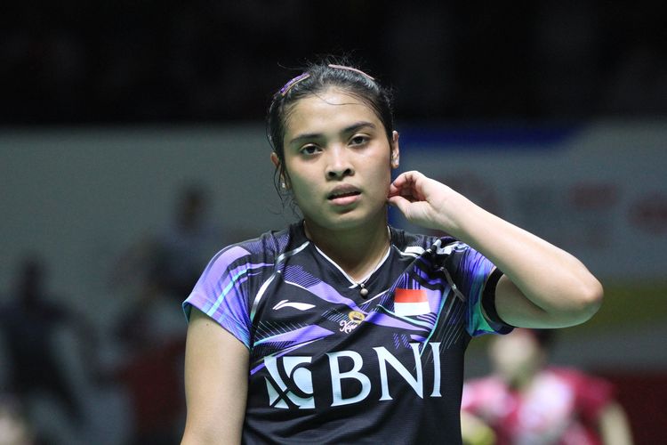 Ekspresi Gregoria Mariska Tunjung pada laga perempat final Indonesia Masters 2024 kontra Nozomi Okuhara (Jepang) di Istora Senayan, Jakarta, pada Jumat (26/1/2024).