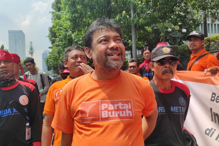 Presiden Partai Buruh Said Iqbal saat berbicara di depan awak media ketika buruh melakukan aksi unjuk rasa di depan Kantor Dirjen Pajak, Kebayoran Baru, Jakarta Selatan, Jumat (10/3/2023) 