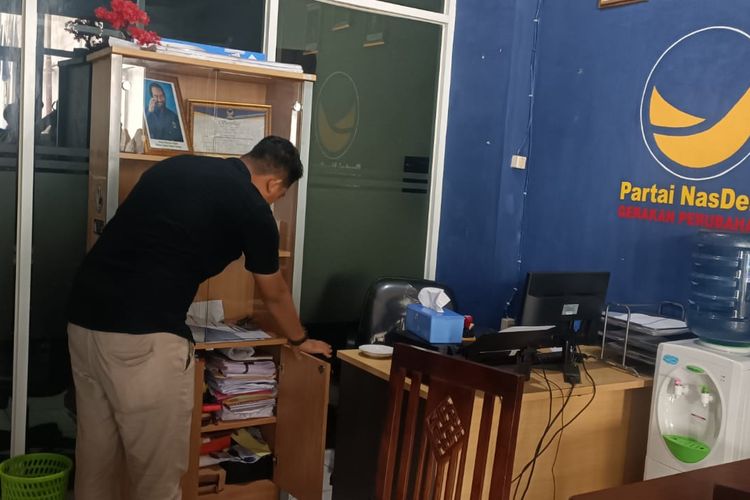 Kader Nasdem dari DPC Bekasi Utara saat menunjukkan lemari mana saja yang diacak-acak oleh maling. Diketahui, peristiwa kantor DPC Nasdem di Bekasi Utara disatroni maling pada Rabu (1/2/2023) dini hari.