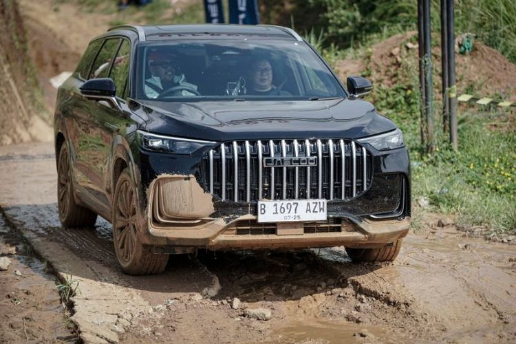 Stabil di medan berat berkat active continuous damping control (CDC Magnetic) suspenssion. Teknologi CDC membaca kondisi jalan secara real-time, mengatur kekakuan suspensi untuk menjaga stabilitas dan kenyamanan maksimal, bahkan saat melintasi bebatuan terjal. 