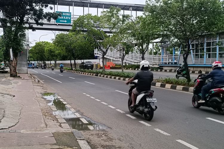 Lokasi pengendara motor kecelakaan dan matanya tertancap batang spion di Jalan Raya Pramuka, Utan Kayu Utara, Matraman, Jakarta Timur, Jumat (16/2/2024).