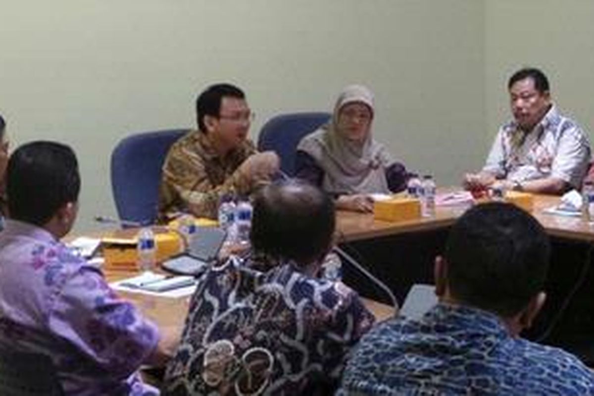 Wakil Gubernur DKI Jakarta Basuki Tjahaja Purnama (kiri) bersama Kepala Dinas Koperasi dan Usaha Kecil Menengah DKI Ratnaningsih memberikan pengarahan kepada lurah dan camat untuk menata Pedagang Kaki Lima (PKL), di Balaikota Jakarta, Kamis (18/4/2013).