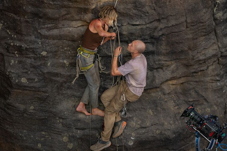 Aksi Ekstrem Charlize Theron Promosikan Film Apex Netflix, Panjat Billboard di Times Square