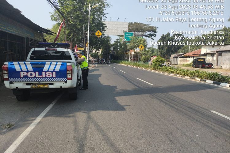 Penilangan secara ETLE di lokasi kejadian kecelakaan beruntun Lenteng Agung, Jakarta Selatan, Rabu (23/8/2023).