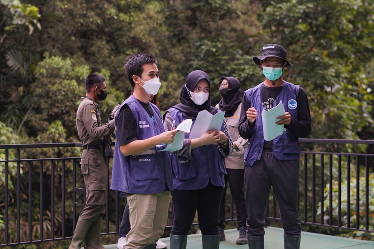 Kegiatan voluntrip yang diadakan KitaBisa ke lokasi penangkaran elang di Pusat Suaka Satwa Elang Jawa (PSSEJ), Desa Pasirjaya, Kecamatan Cigombong, Kabupaten Bogor, Jawa Barat, Minggu (19/2/2023). Voluntrip ini diikuti oleh puluhan peserta dari berbagai latar belakang pendidikan dan pekerjaan. Mereka diajak terjun ke lapangan memberi bantuan atau berdonasi sekaligus menjadi relawan konservator dalam sehari yang dipandu oleh ahlinya.