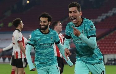 Roberto Firmino (kanan) merayakan golnya bersama Mohamed Salah (tengah) pada laga pekan ke-26 Liga Inggris yang mempertemukan Sheffield United vs Liverpool di Stadion Bramall Lane, Senin (1/3/2021) dini hari WIB.