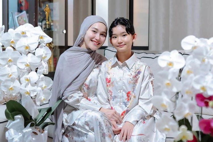 Ayu Ting Ting sekeluarga merayakan Hari Raya Idul Adha menggunakan Zeya Set dari Adha Collection milik Ria Miranda.