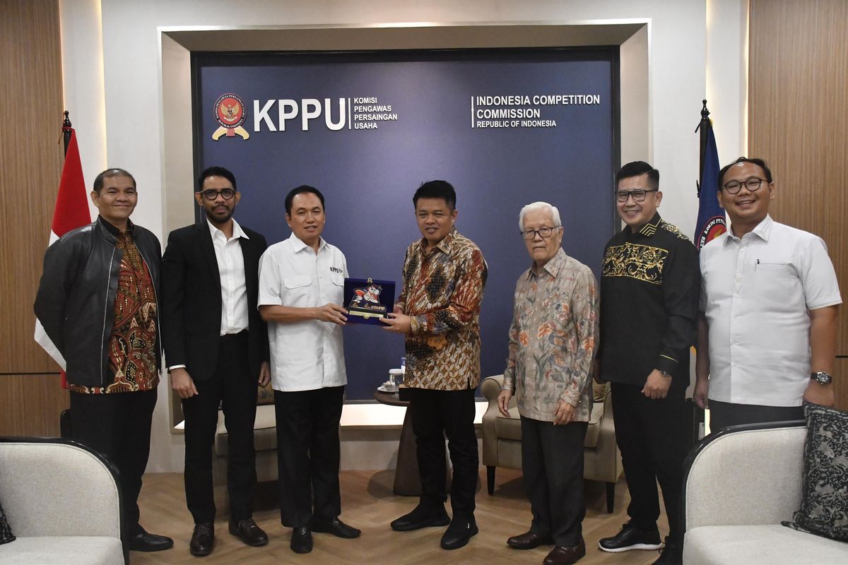 Ketua KPPU M Fanshurullah Asa Fanshurullah menerima kunjungan delegasi mantan anggota KPPU periode I sekaligus Dewan Penasihat ASEAN Competition Institute (ACI) Soy M Pardede serta Ketua ACI sekaligus mantan Ketua KPPU periode 2015 M Syarkawi Rauf, di Gedung KPPU, Jakarta, Rabu (14/1/2026).