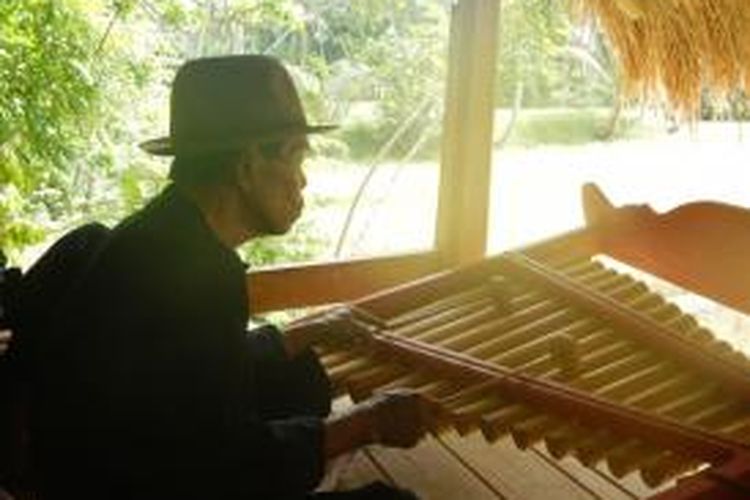 Angklung paglak dimainkan di ketinggian 10 meter untuk menghibur petani yang sedang panen padi di desa Kemiren, Banyuwangi, Jawa Timur.