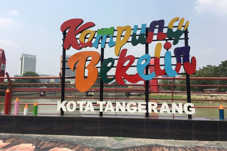 Kampung Bekelir, kampung kumuh yang kini telah bertransformasi menjadi kampung warna-warni yang instagramable, di Kelurahan Babakan, Kota Tangerang, Minggu (30/9/2018). 