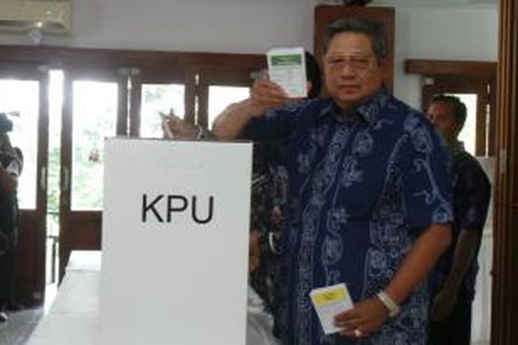 Presiden Susilo Bambang Yudhoyono menggunakan hak pilihnya di TPS 006 Gunung Putri, Bogor, Rabu (9/4/2014).
