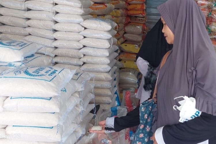 Pedagang beras di Pasar Wates, Kabupaten Kulon Progo, Daerah Istimewa Yogyakarta.