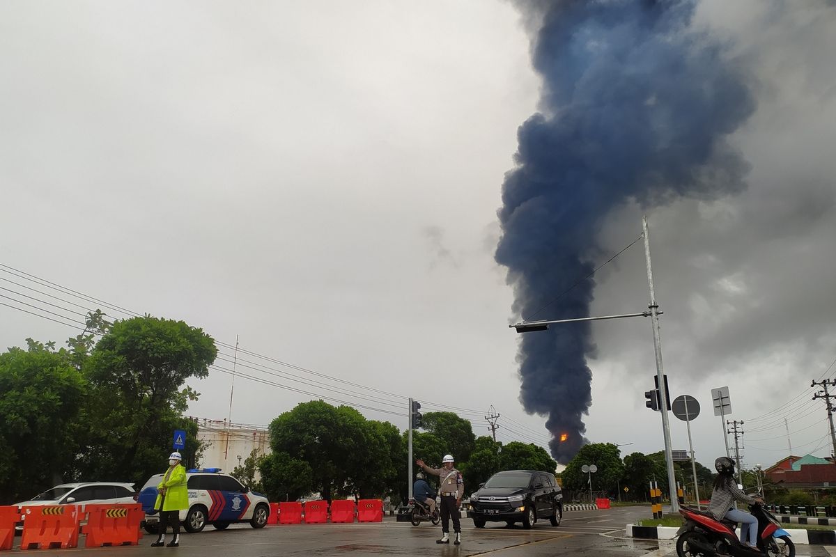 Asap membumbung tinggi akibat kebakaran tangki kilang PT Kilang Pertamina Internasional (KPI) Cilacap, Jawa Tengah, Minggu (14/11/2021).