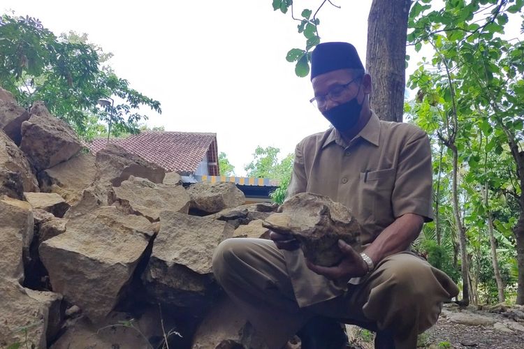 Guru olahraga di SMP Negeri 1 Panjatan, Kabupaten Kulon Progo, Daerah Istimewa Yogyakarta, menemukan batu yang diduga tukang purba. Ia menjadikan temuan itu sebagai kenangan-kenangan.