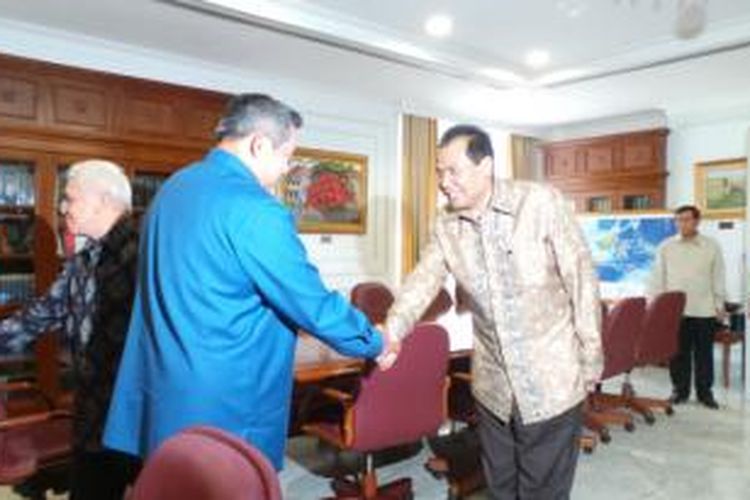 Ketua Umum Partai Demokrat Susilo Bambang Yudhoyono dan Ketua Ekonomi Nasional Chairul Tanjung di kantor presiden, Jumat (16/5/2014). Chairul Tanjung menjadi calon kuat pengganti Hatta Rajasa sebagai Menteri Kooedinator Perekonomian.