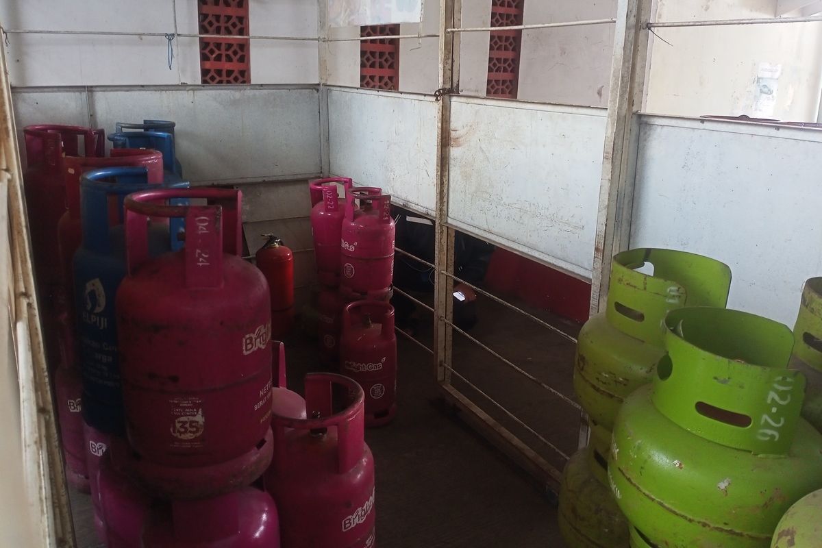 PT Pertamina menaikan kembali harga Elpiji ukuran 5 kilogram dan Elpiji ukuran 12 kilogram. Khusus di wilayah Kabupaten Bandung, harga kedua Elpiji tersebut mengalami perbedaan. Selain itu, kenaikan harga tersebut dirasa merugikan para pedagang kaki lima.