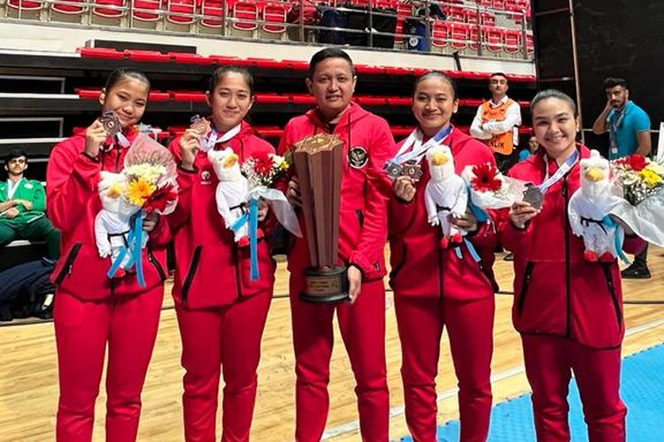 Tim karate Indonesia meraih tiga medali dengan rincian dua perak dan satu perunggu dari kejuaraan World Junior Cadet and U-21 Karate Championship 2022 yang berlangsung di Konya, Turki, pada 26-30 Oktober 2022. 