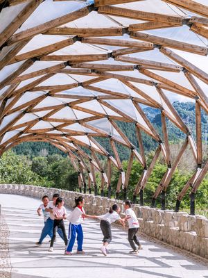 Atap kanopi jembatan dirancang dengan menggunakan material kayu sisa pembangunan rumah penduduk.