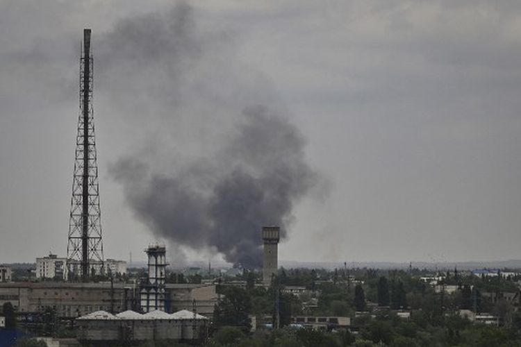 Asap mengepul saat penembakan di kota Severodonetsk, Ukraina timur pada 21 Mei 2022.