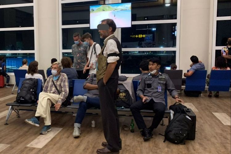 Dua WNA masing-masing berinisial CGAB (75), asal Belanda dan SAP (55), asal Jerman saat dideportasi melalui Bandara Internasional I Gusti Ngurah Rai Bali pada Selasa (9/8/2022). /Dok.Humas Kemenkumham Bali