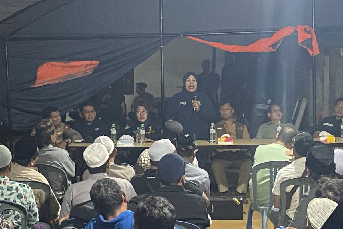 Kepala DVI Polda Jatim, Kombes Pol Wahyu Hidajati saat memberikan arahan me keluarga korban runtuhan Ponpes Al Khoziny Sidoarjo, Jumat (3/10/2025)