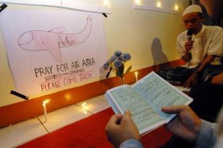 Pelajar melaksanakan doa bersama untuk korban jatuhnya pesawat AirAsia QZ8501 di Tangerang, 30 Desember 2014. Pesawat AirAsia QZ8501 mengangkut 155 penumpang serta 7 kru, jatuh pada Minggu pagi, saat penerbangan dari Surabaya ke Singapura.
