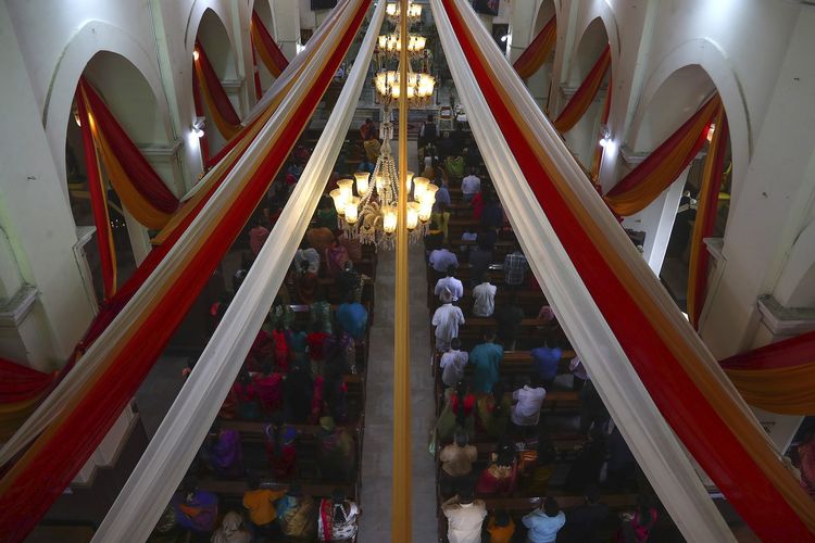Para jemaat Katedral St Joseph di Hyderabad, India, menghadiri Misa Natal pada Jumat (25/12/2020).