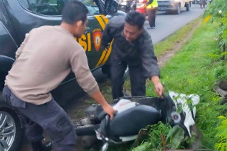 Petugas bersama warga mengevakuasi motor korban kecelakaan akibat ditabrak dump truck di jalan Desa Pager Gunung, Kecamatan Kesamben, Kabupaten Blitar, Senin (3/4/2023) lalu. 