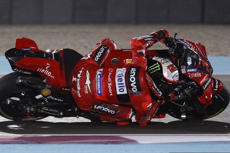 Aksi pebalap Ducati, Francesco Bagnaia, dalam seri MotoGP Qatar 2023 yang berlangsung di Sirkuit Internasional Lusail, 19 November 2023. (Photo by KARIM JAAFAR / AFP)