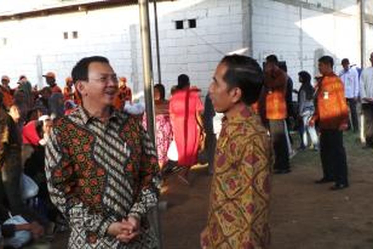 Presiden Joko Widodo bersama Gubernur DKI Jakarta Basuki Tjahaja Purnama saat blusukan membagikan sembako kepada warga, di Semper Barat, Jakarta Utara, Kamis (3/9/2015). 
