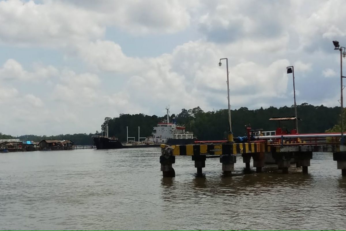 Tanpak aktkvitas bongkar muat BBM milik Pertamina di Pelabuhan Pomako, Timika, Kabupaten Mimika