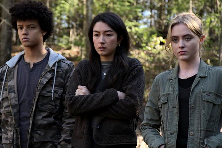 Kathryn Newton, Jacques Colimon, dan Natasha Liu Bordizzo dalam serial drama misteri The Society (2019).
