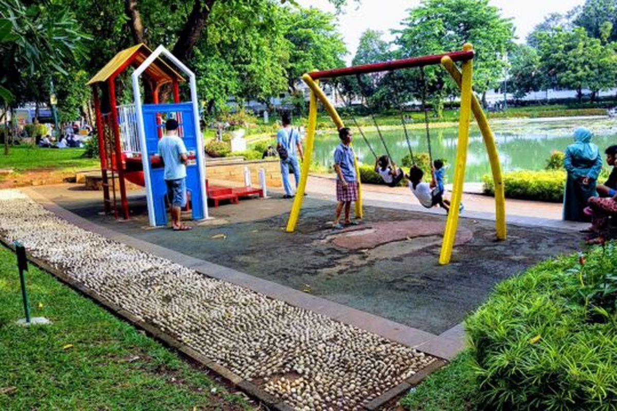 Pengunjung dari seluruh kalangan usia bisa menghabiskan waktu dengan nyaman dan menyenangkan di taman.