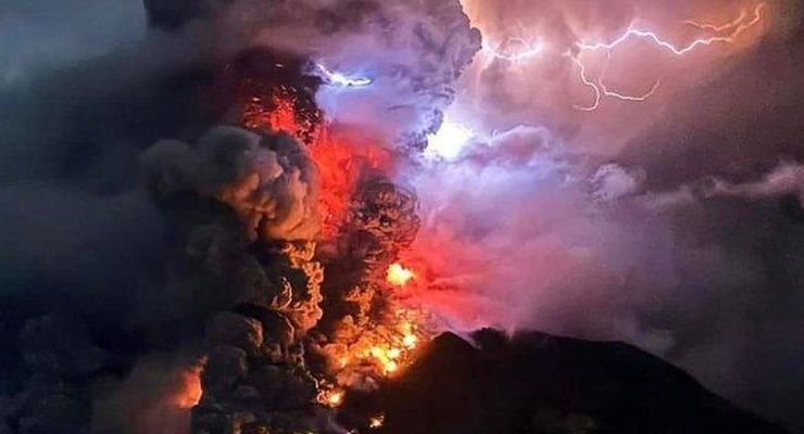 Mengapa Erupsi Gunung Berapi Disertai Petir?