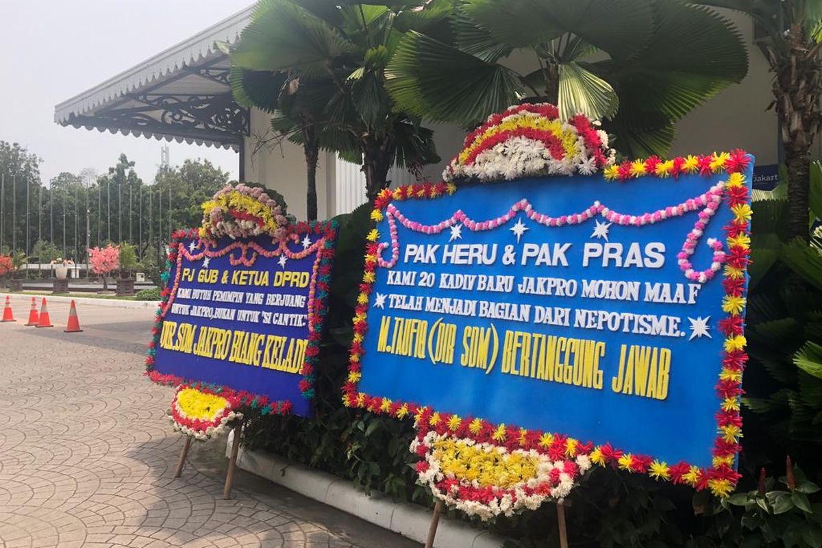 Muncul tiga karangan bunga terkait PT Jakarta Propertindo (Jakpro) di Balai Kota DKI Jakarta, Gambir, Jakarta Pusat, Selasa (1/11/2022).