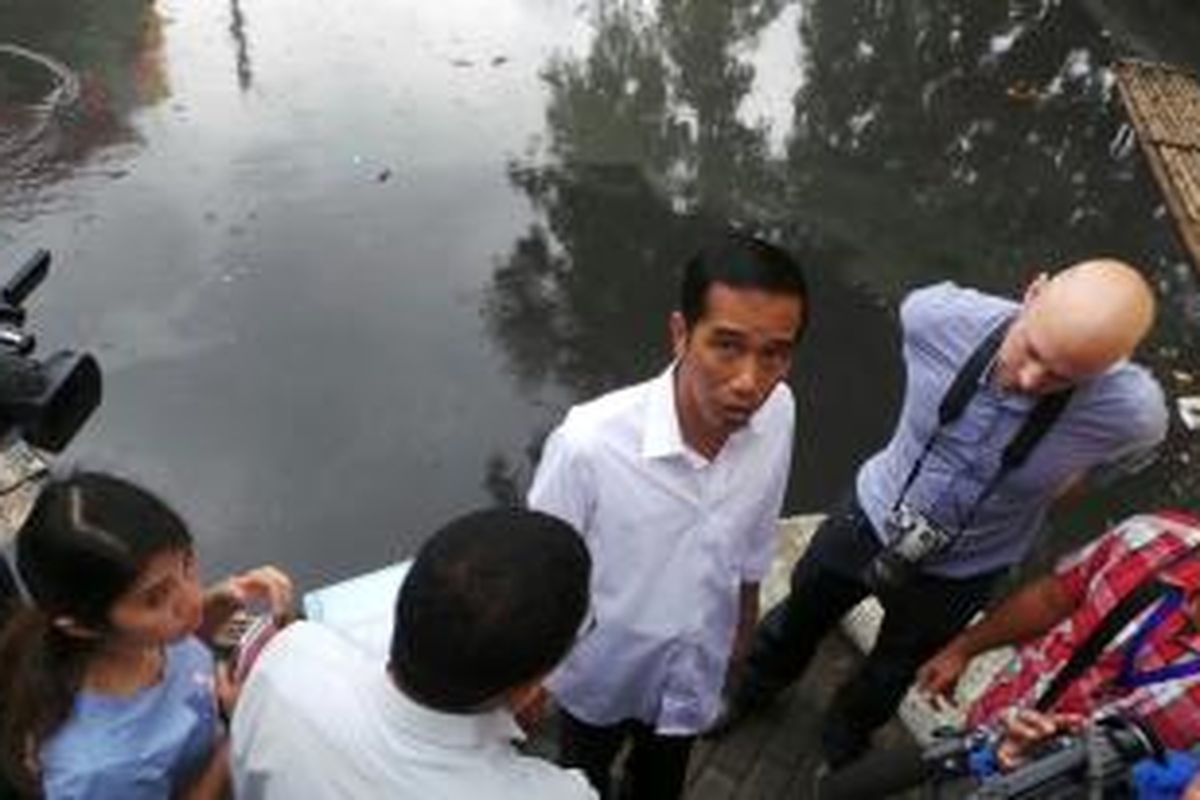 Gubernur DKI Jakarta Joko Widodo meninjau pintu air Jembatan Merah, Jakarta Pusat, Senin (13/1/2014).