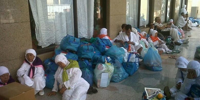 Jamaah haji Kloter 10 Solo duduk dan tidur di depan hotel selama 10 jam sambil menunggu bis yang akan membawa mereka ke Mekkah.