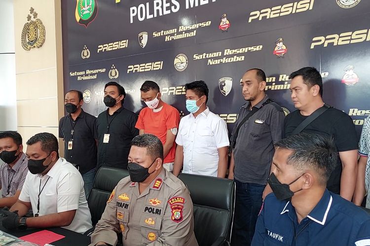 F (36) pelaku  pembunuhan wanita SM (55) yang ditemukan tergeletak  di rumahnya di kediamannya di wilayah Kalideres, Jakarta Barat, Jumat (21/10/2022) malam. 