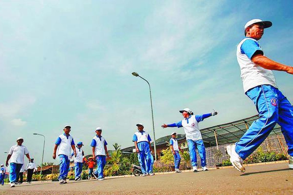 Perkumpulan Jalan Kaki Puri Beta (Perjaka Ribet) rutin setiap Sabtu pagi berjalan kaki di Kawasan Perumahan Puri Beta II, Tangerang, Banten.