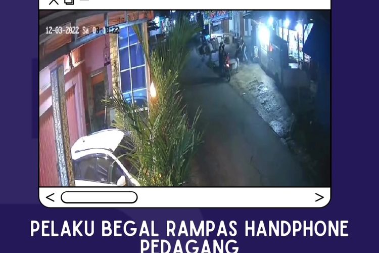 Tangkapan layar dari unggahan Instagram dari akun @cikarang_24_jam. Rekaman video itu memperlihatkan pelaku sedang merampas ponsel milik pedagang nasi goreng di wilayah Cikarang Barat.