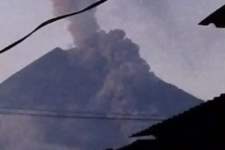 Tangkapan layar video amatir warga saat Gunung Semeru keluarkan awan panas, Sabtu (18/5/2024)